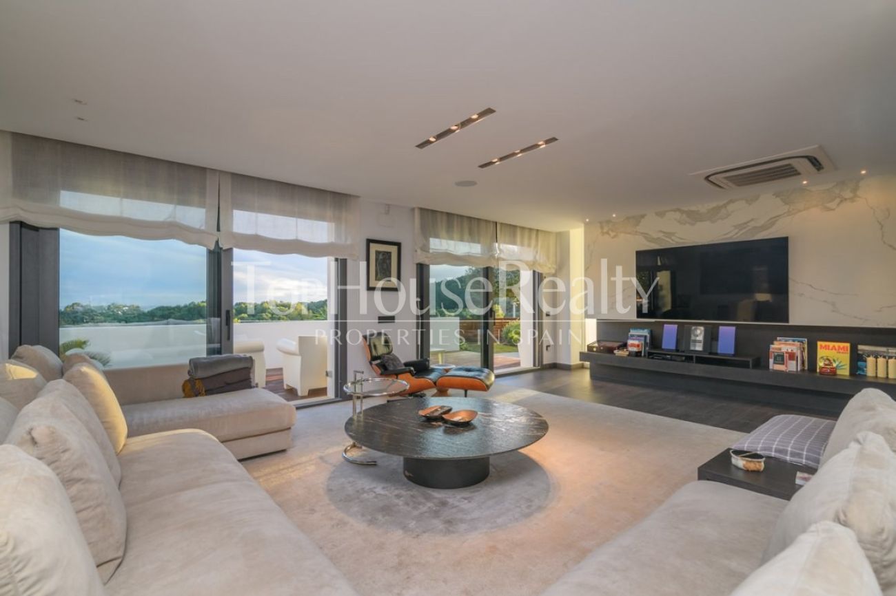 Villa de lujo en venta en Sitges frente al golf: mansión exclusiva con spa privado y gran parcela