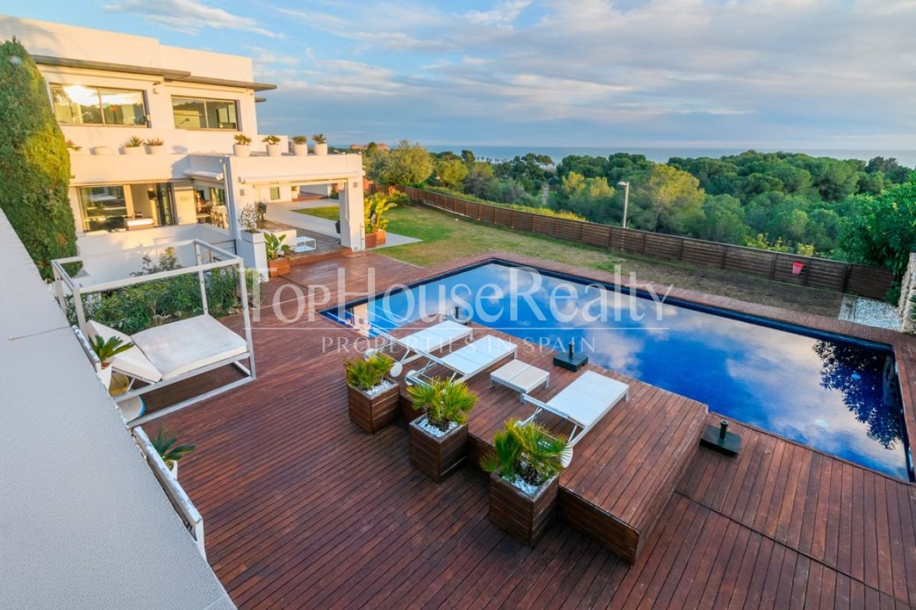 Villa de lujo en venta en Sitges frente al golf: mansión exclusiva con spa privado y gran parcela