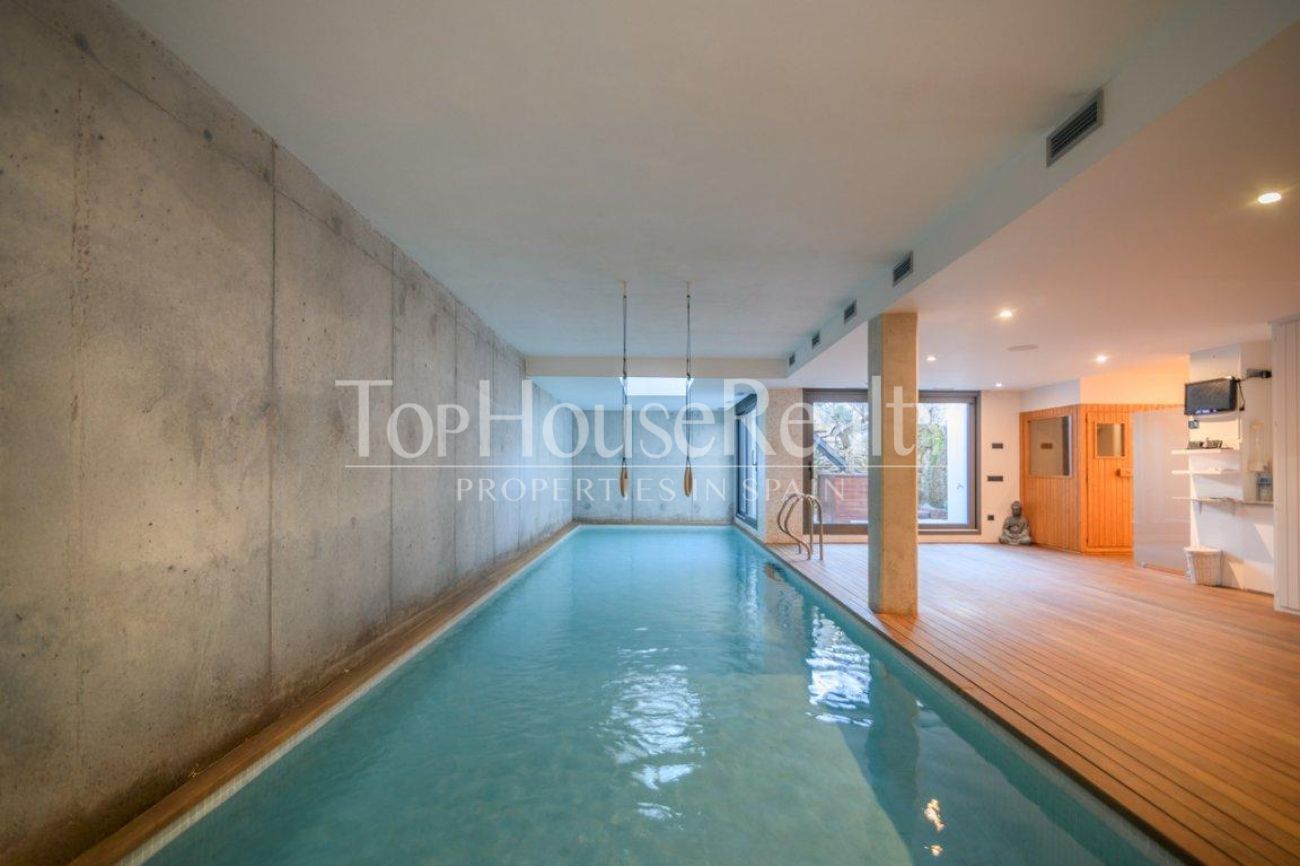 Villa de lujo en venta en Sitges frente al golf: mansión exclusiva con spa privado y gran parcela