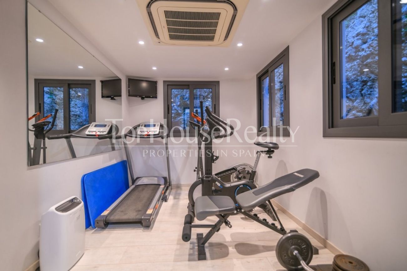 Villa de lujo en venta en Sitges frente al golf: mansión exclusiva con spa privado y gran parcela