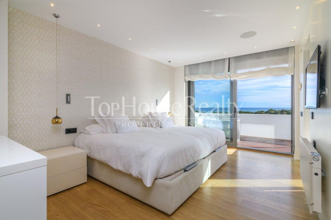 Villa de lujo en venta en Sitges frente al golf: mansión exclusiva con spa privado y gran parcela