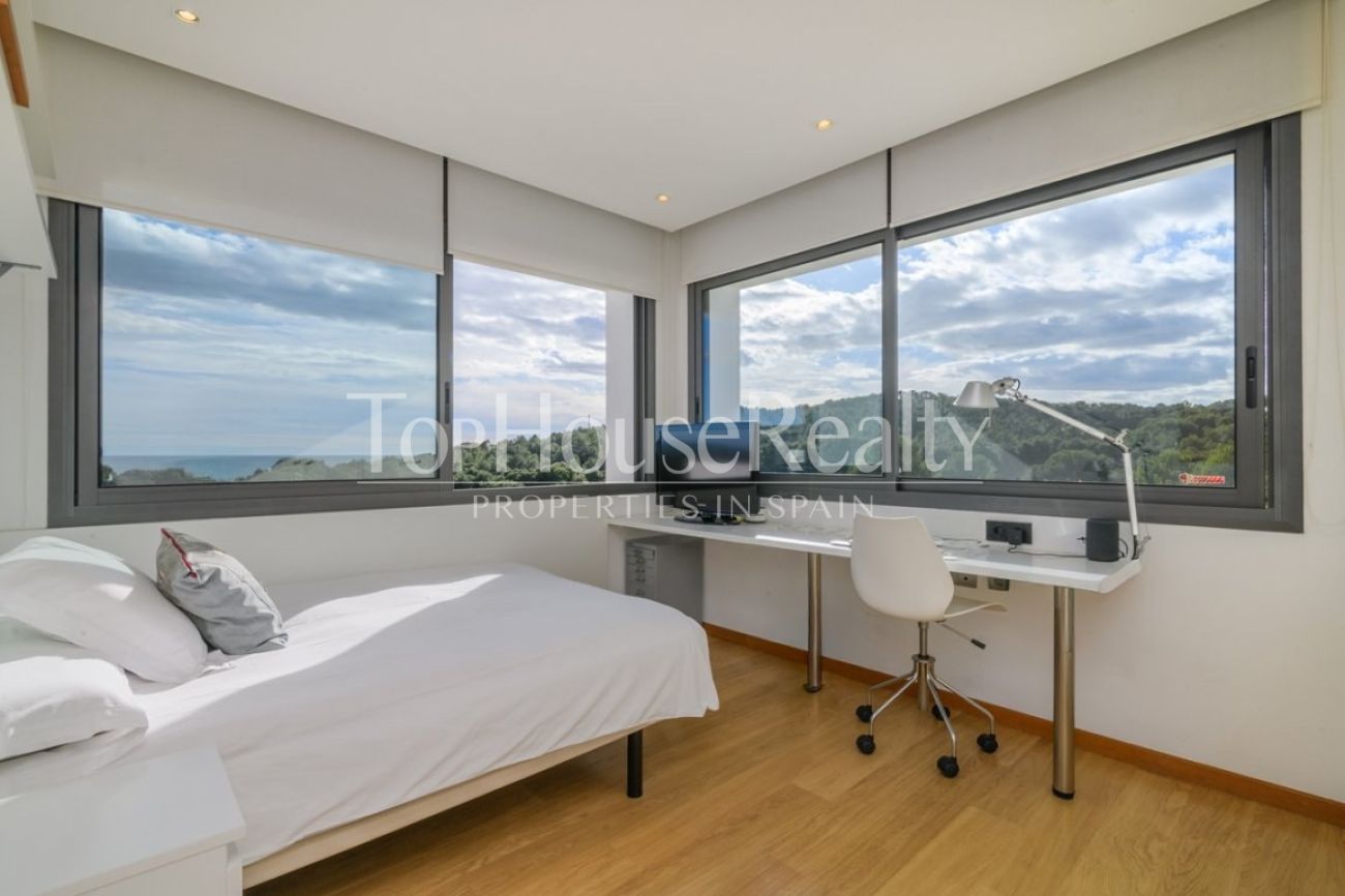 Villa de lujo en venta en Sitges frente al golf: mansión exclusiva con spa privado y gran parcela