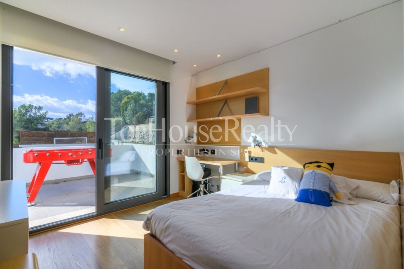 Villa de lujo en venta en Sitges frente al golf: mansión exclusiva con spa privado y gran parcela