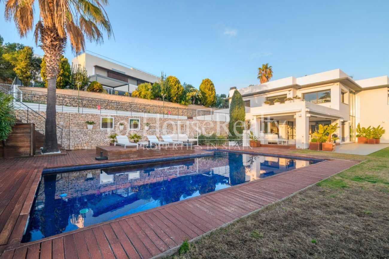 Villa de lujo en venta en Sitges frente al golf: mansión exclusiva con spa privado y gran parcela