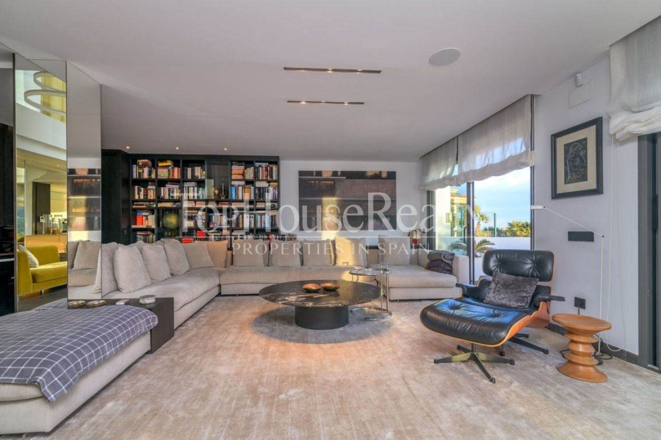 Villa de lujo en venta en Sitges frente al golf: mansión exclusiva con spa privado y gran parcela