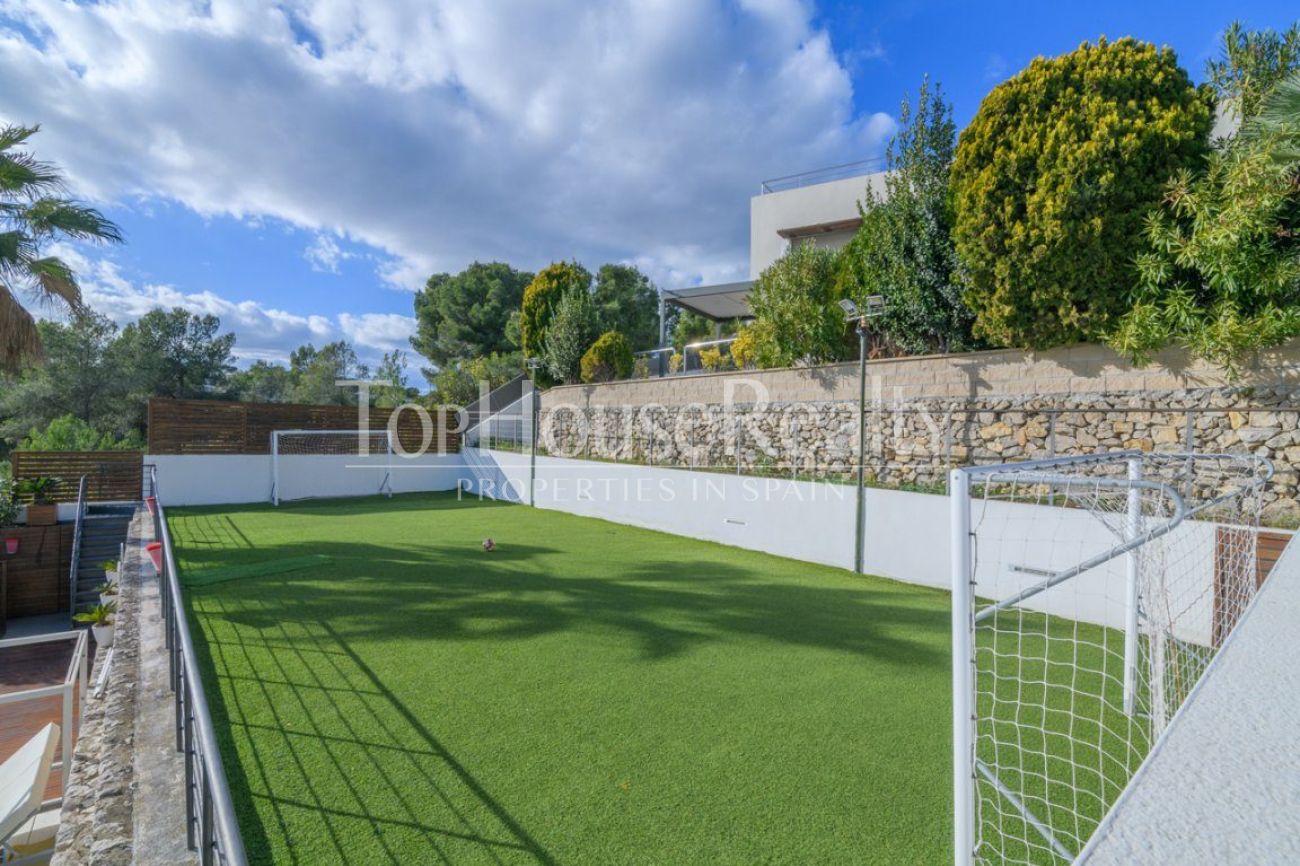 Villa de lujo en venta en Sitges frente al golf: mansión exclusiva con spa privado y gran parcela