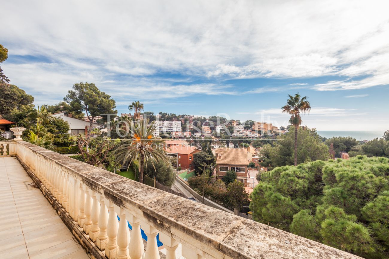 Gran casa reformada con vistas en Castelldefels