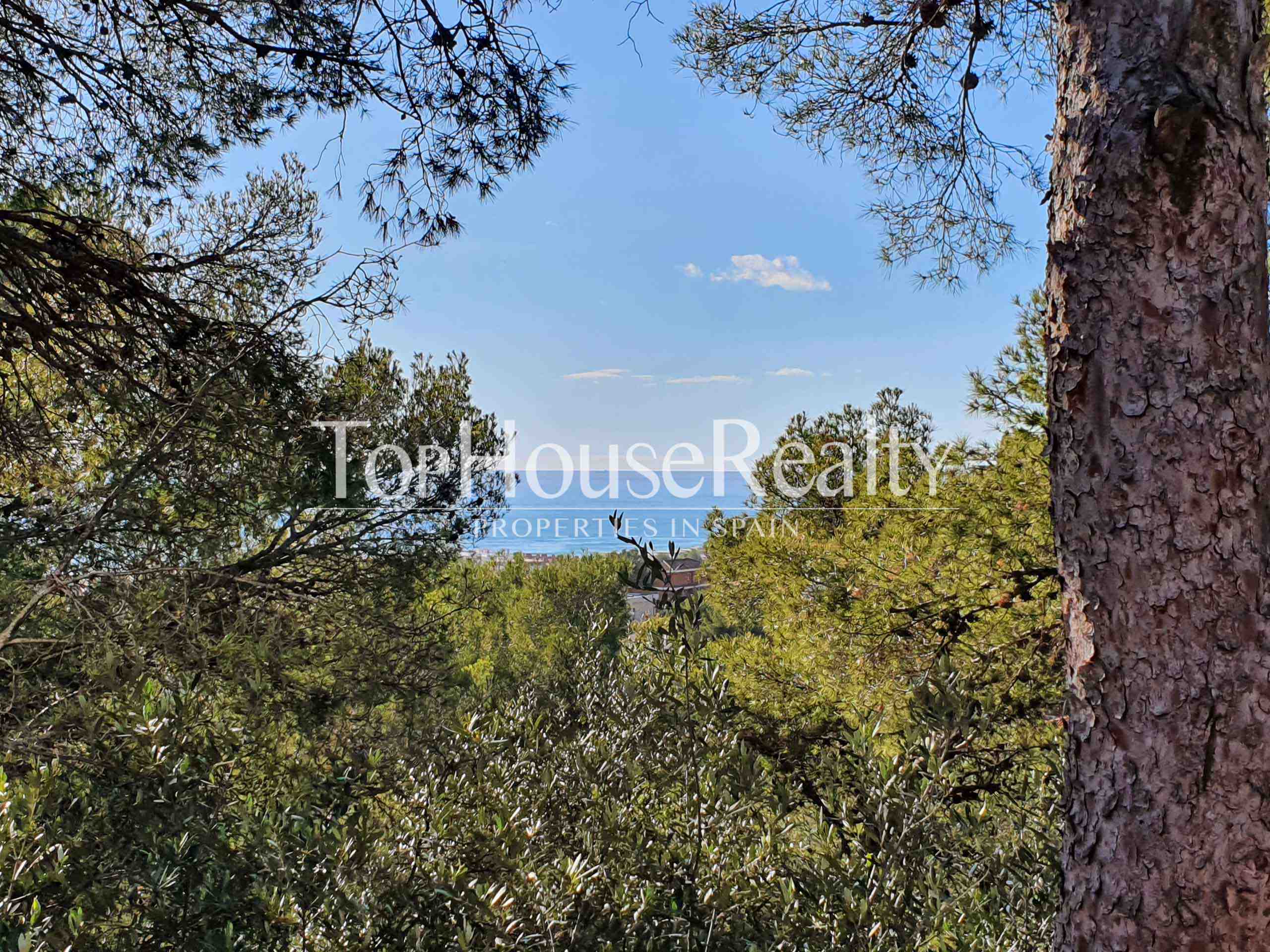 Increíble propiedad con gran parcela y vistas en la cima de Castelldefels