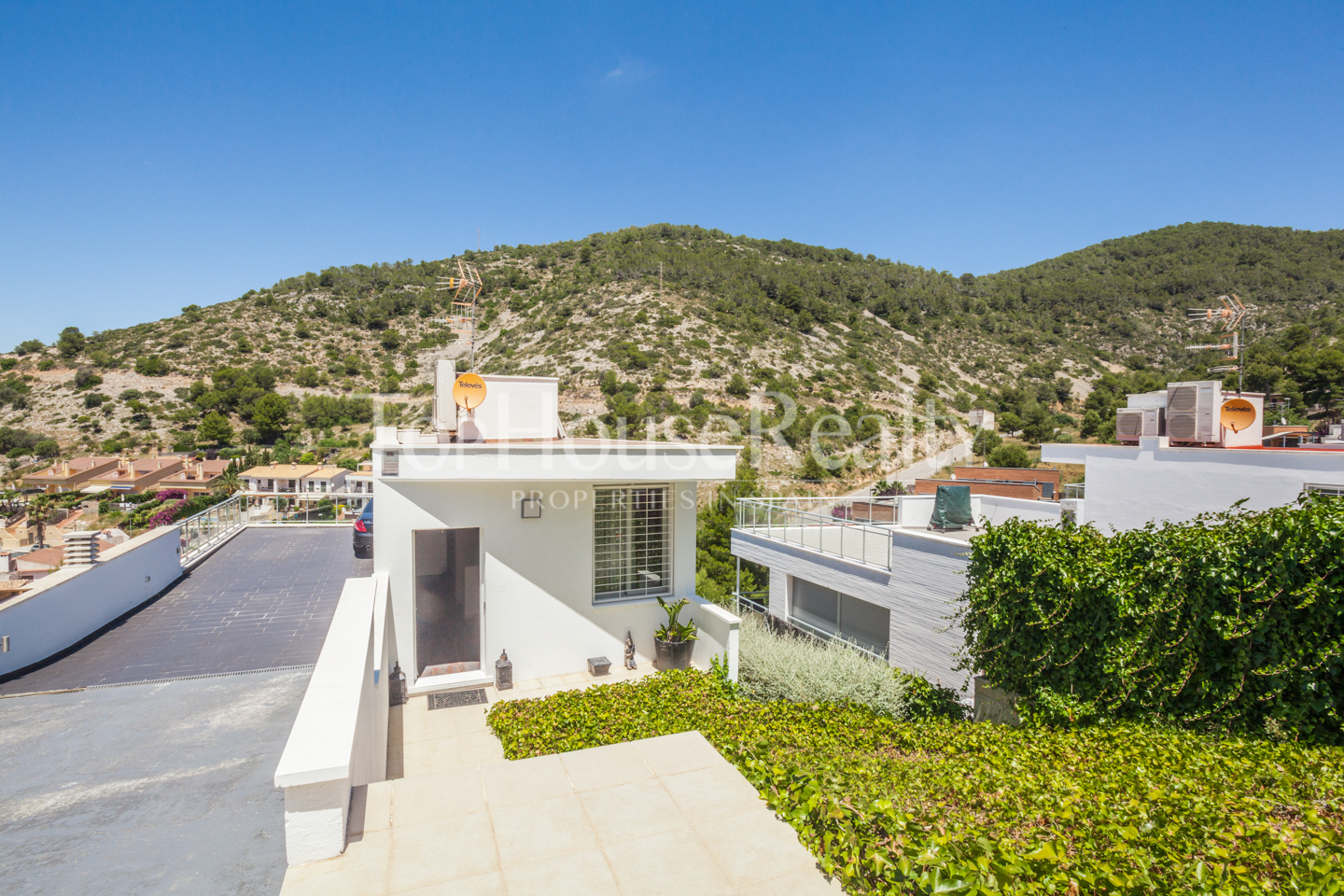 Casa moderna con vistas a la montaña en Sitges