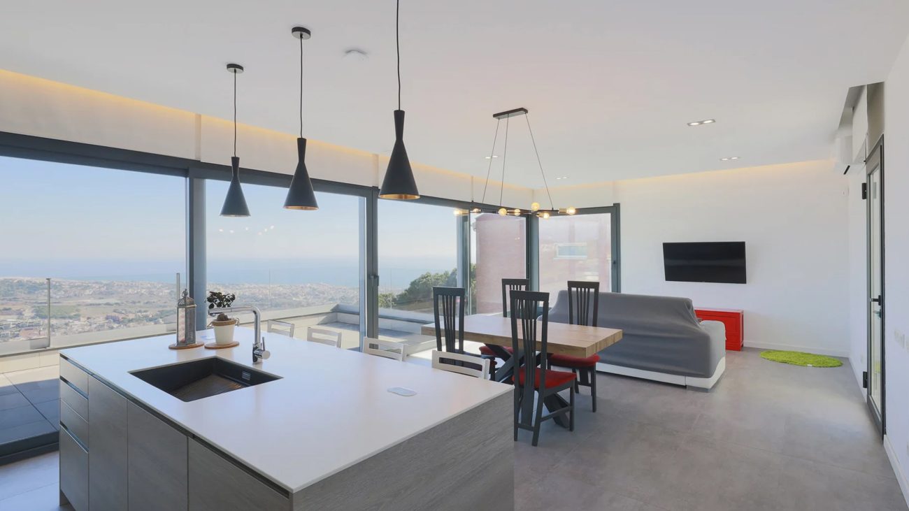 Un hogar eco-friendly y lleno de luz con impresionantes vistas al mar