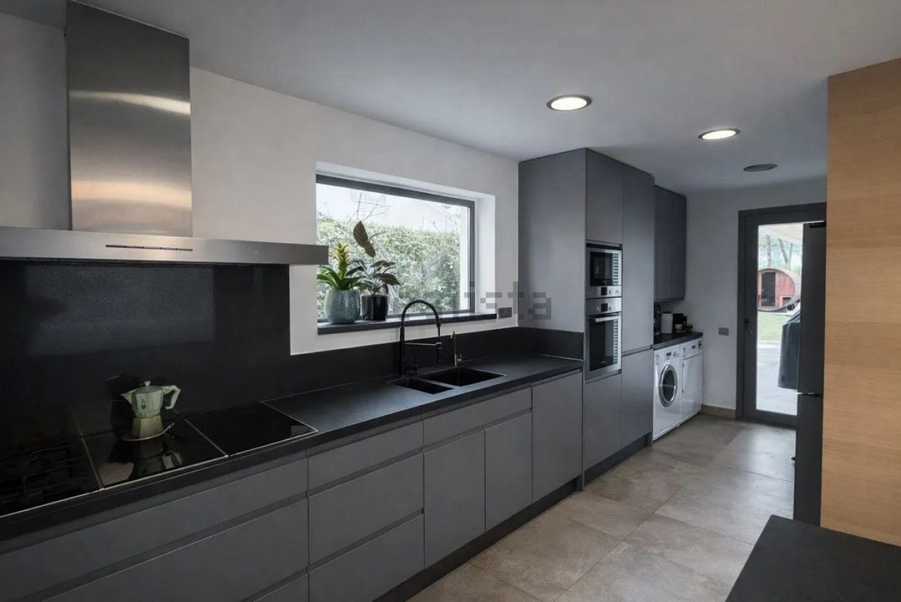 Casa unifamiliar en alquiler en Castelldefels Playa — segunda línea de mar con jardín, piscina y sauna