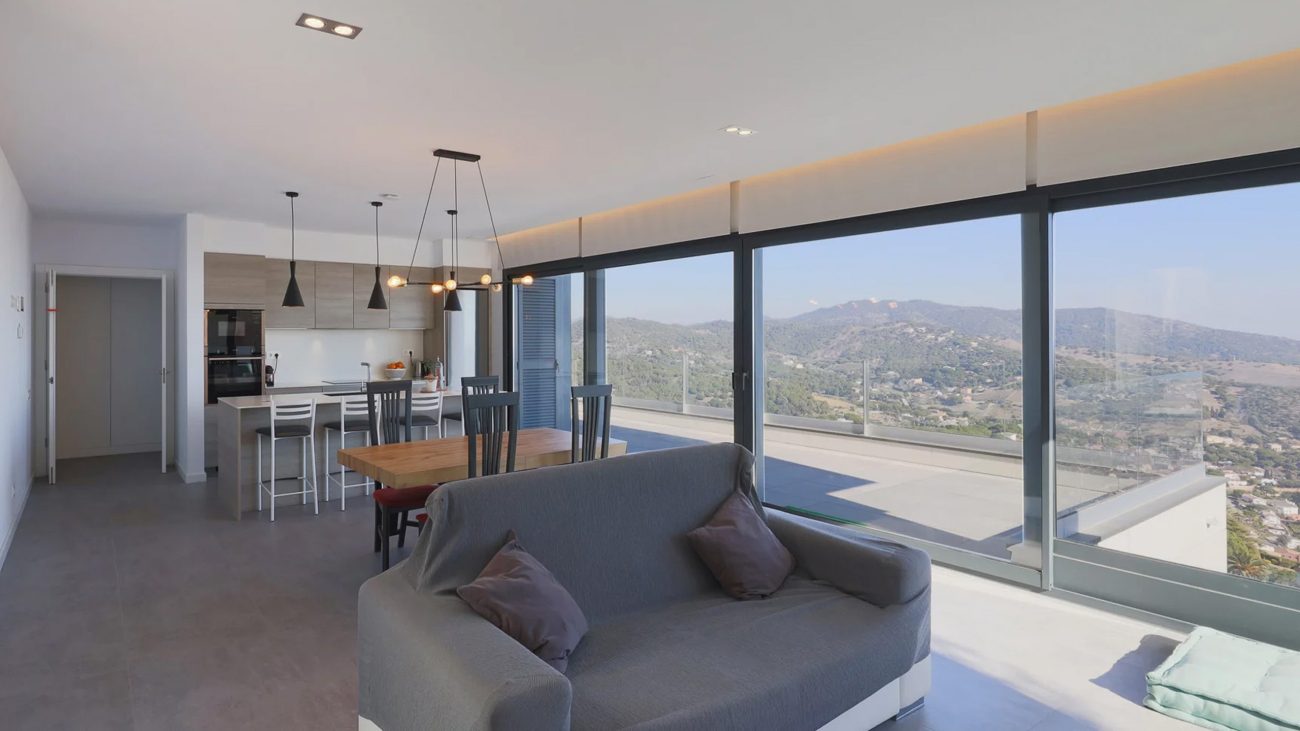 Un hogar eco-friendly y lleno de luz con impresionantes vistas al mar