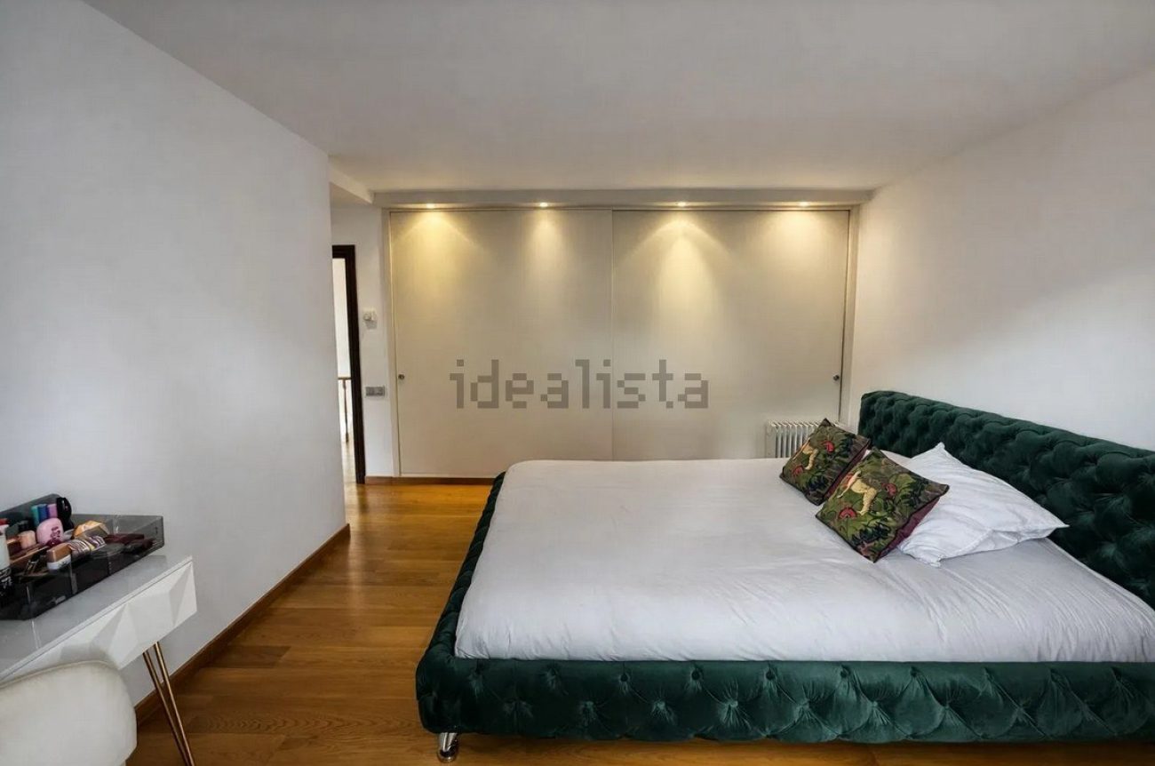 Casa unifamiliar en alquiler en Castelldefels Playa — segunda línea de mar con jardín, piscina y sauna