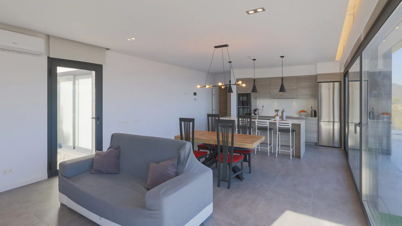 Un hogar eco-friendly y lleno de luz con impresionantes vistas al mar