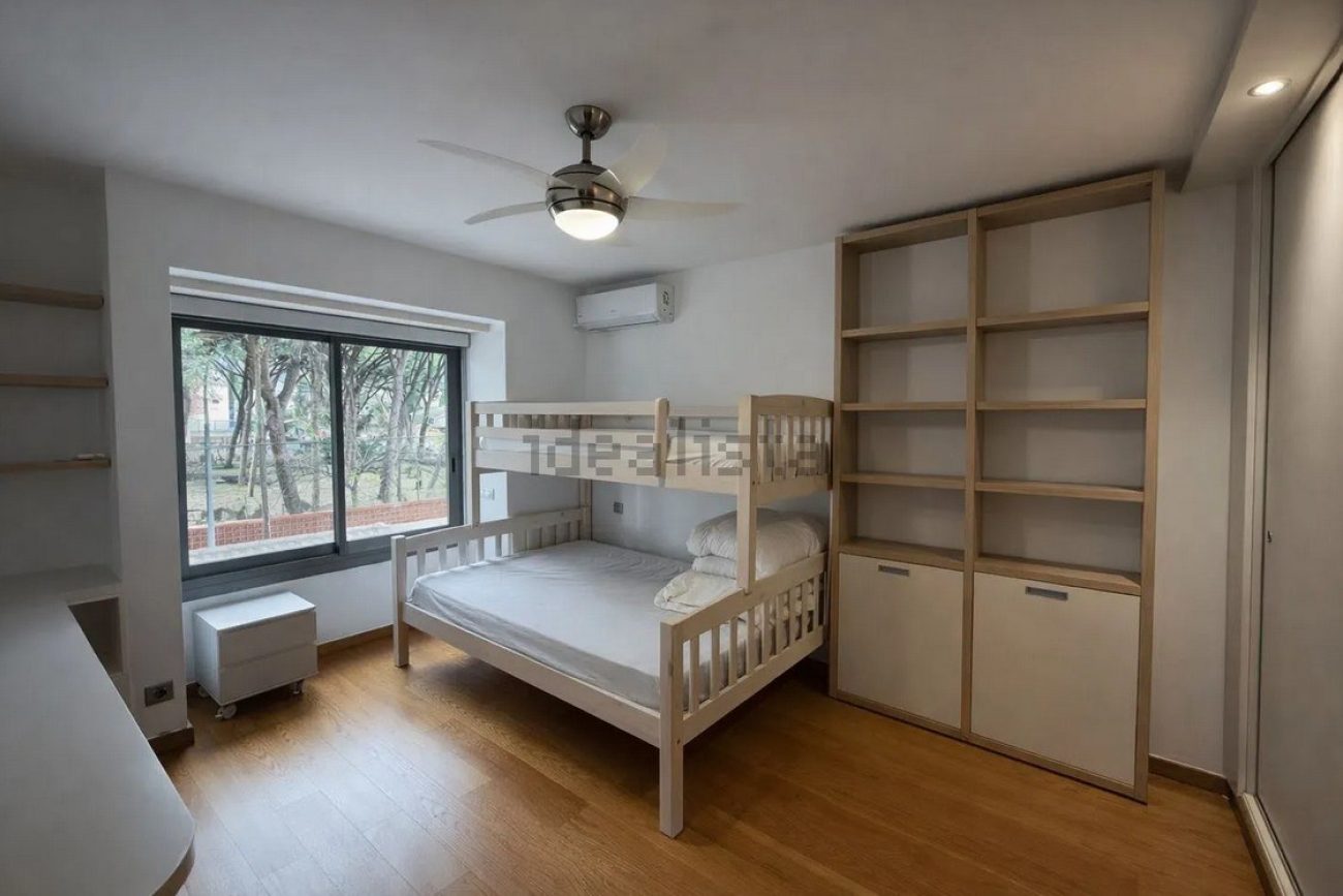 Casa unifamiliar en alquiler en Castelldefels Playa — segunda línea de mar con jardín, piscina y sauna