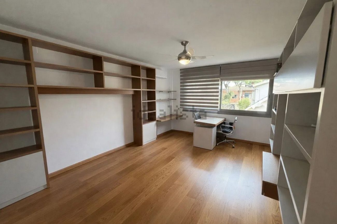 Casa unifamiliar en alquiler en Castelldefels Playa — segunda línea de mar con jardín, piscina y sauna