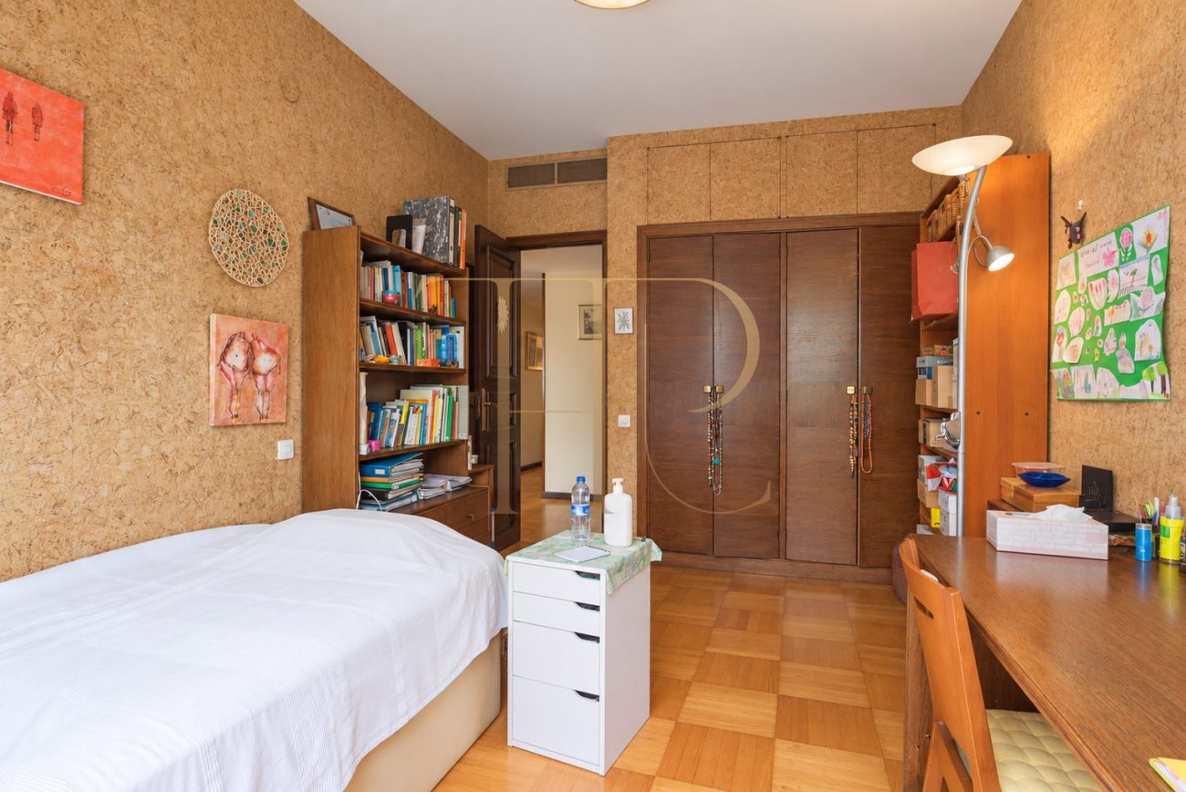 Piso con terraza y piscina en Pedralbes