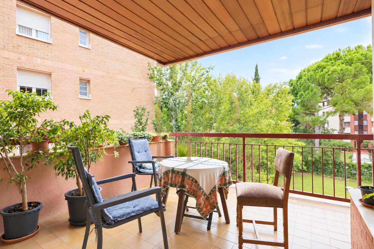 Piso con terraza y piscina en Pedralbes