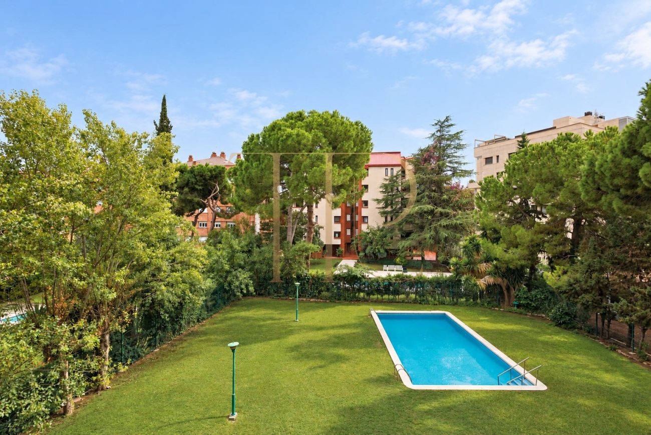 Piso con terraza y piscina en Pedralbes
