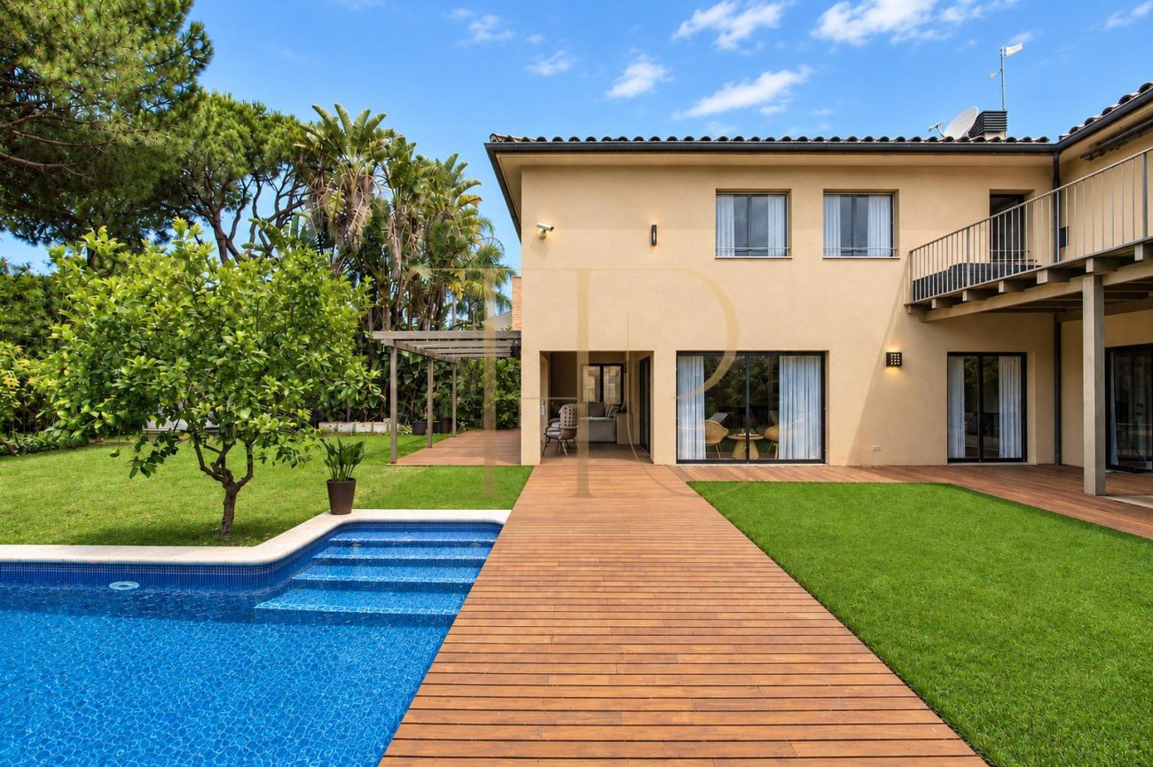 Chalet con piscina cerca de la playa en Gavà Mar