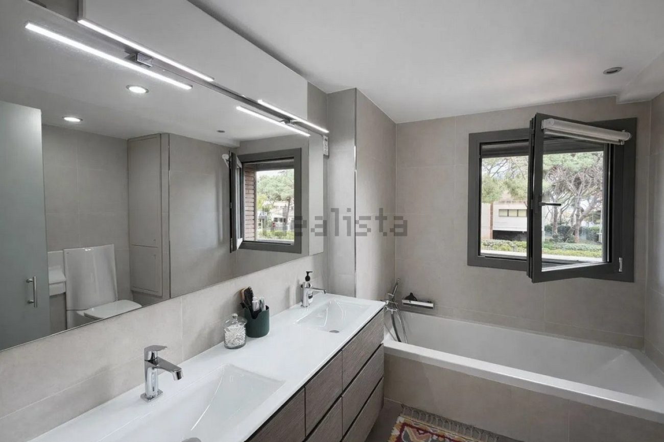 Casa unifamiliar en alquiler en Castelldefels Playa — segunda línea de mar con jardín, piscina y sauna