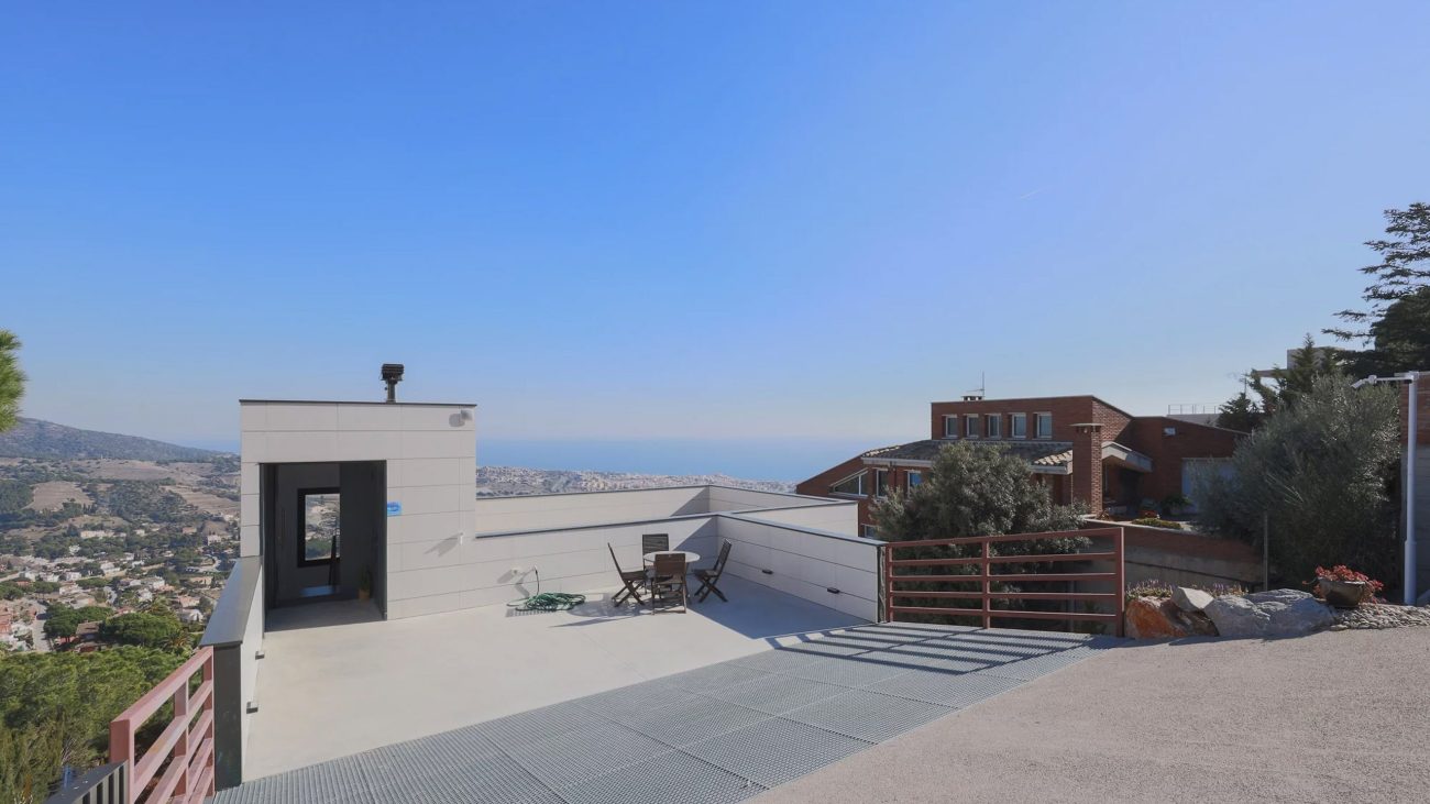 Un hogar eco-friendly y lleno de luz con impresionantes vistas al mar