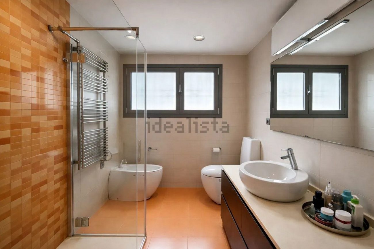 Casa unifamiliar en alquiler en Castelldefels Playa — segunda línea de mar con jardín, piscina y sauna