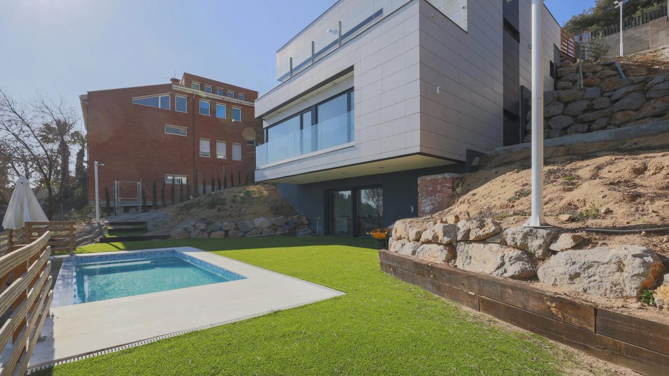 Un hogar eco-friendly y lleno de luz con impresionantes vistas al mar