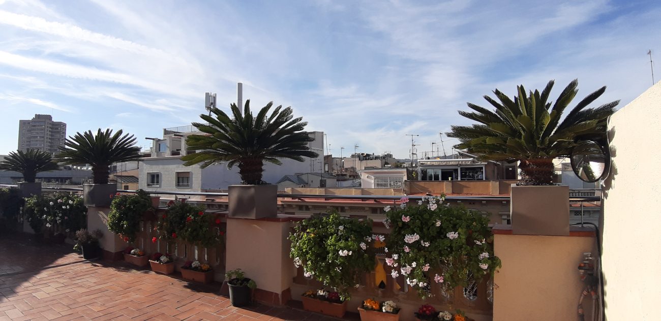 Ático en Alquiler en el Corazón de Barcelona: Amplias Terrazas y Vistas Espectaculares