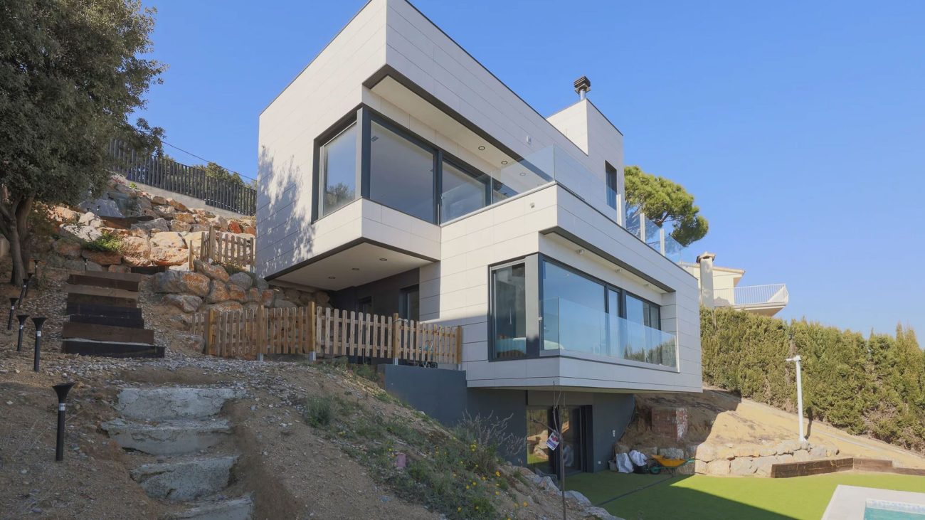 Un hogar eco-friendly y lleno de luz con impresionantes vistas al mar