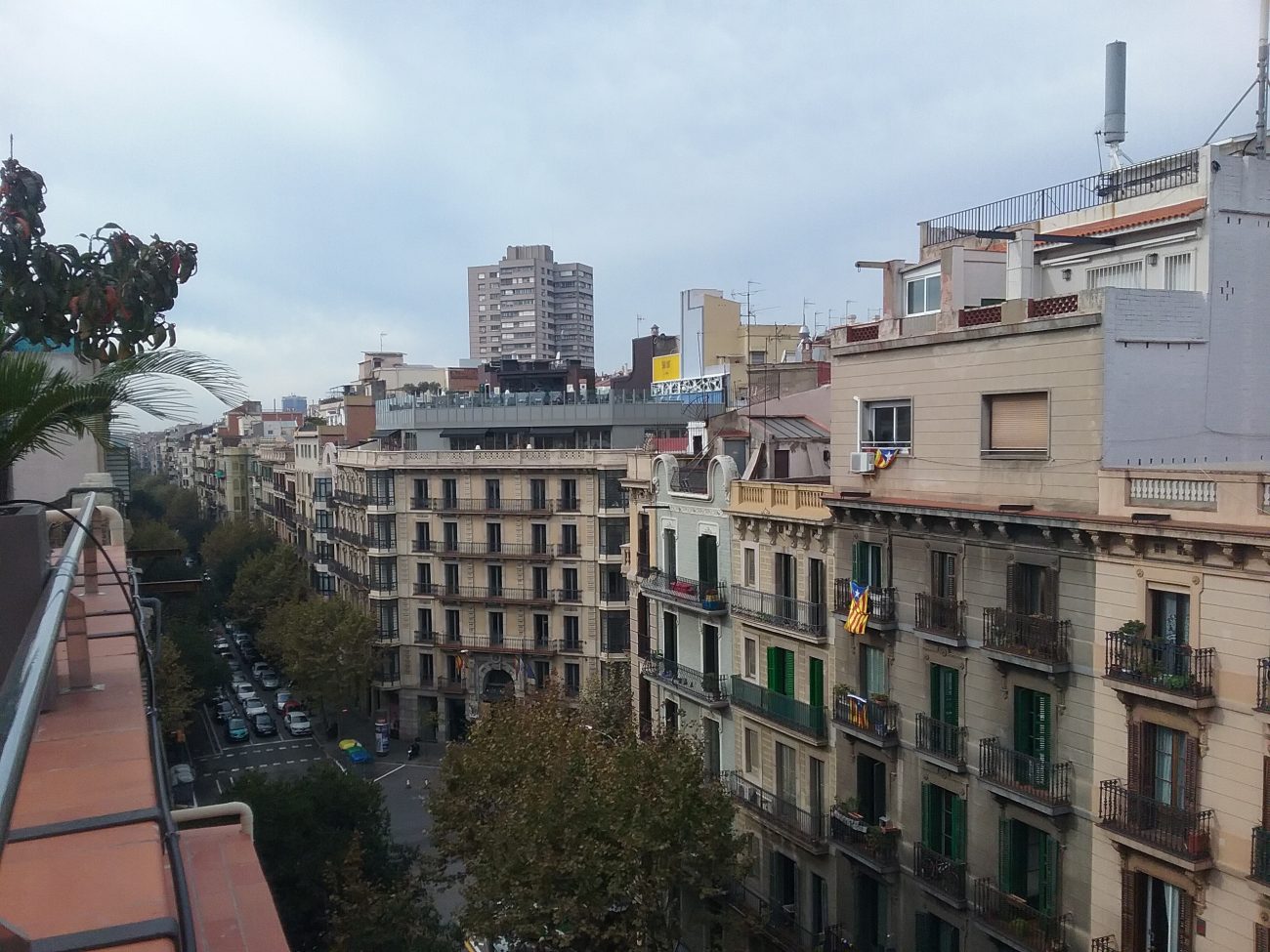 Ático en Alquiler en el Corazón de Barcelona: Amplias Terrazas y Vistas Espectaculares
