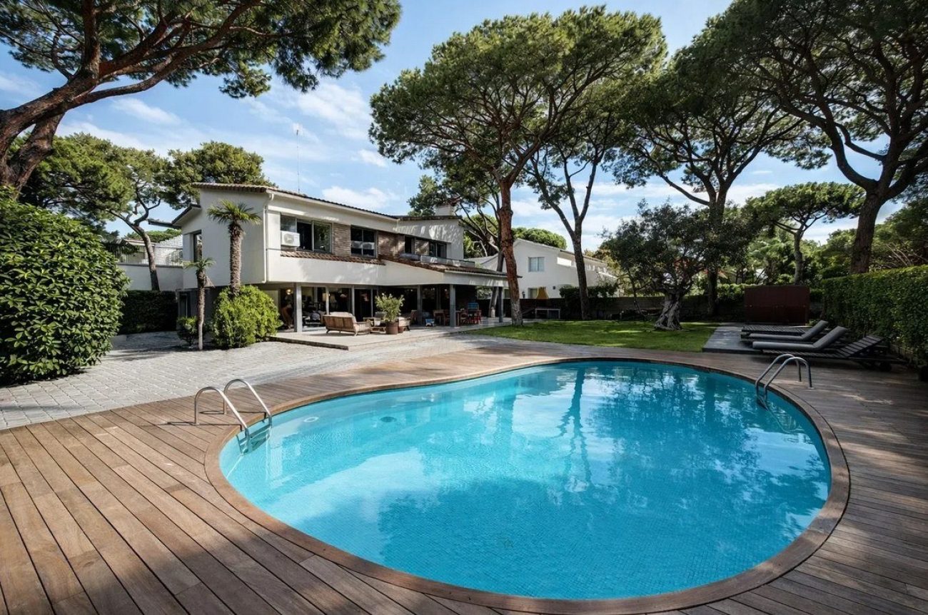 Casa unifamiliar en alquiler en Castelldefels Playa — segunda línea de mar con jardín, piscina y sauna