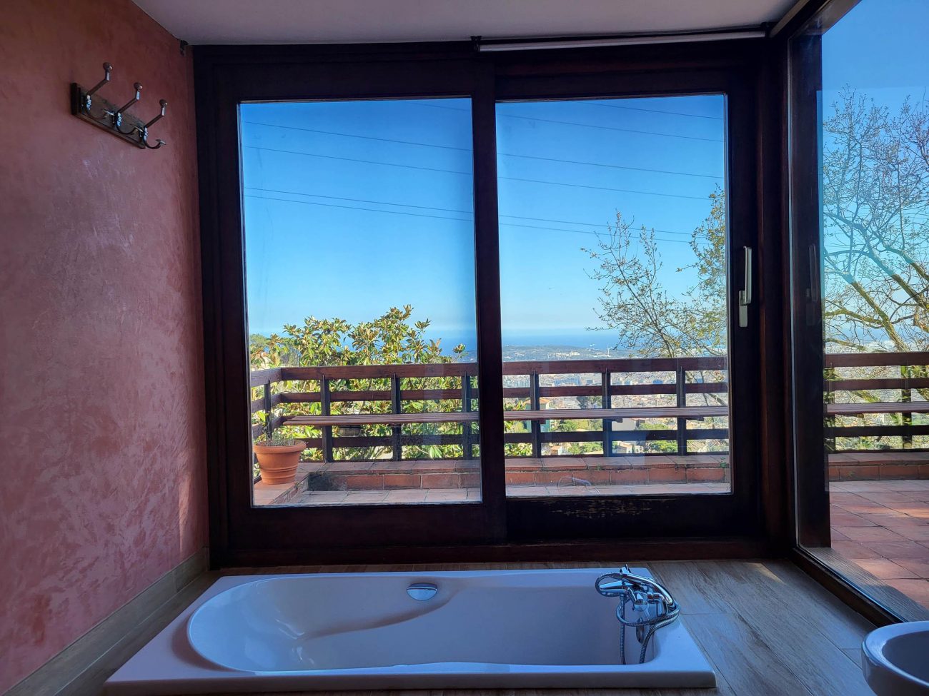 Disfruta de la tranquilidad del Tibidabo en esta impresionante casa de diseño