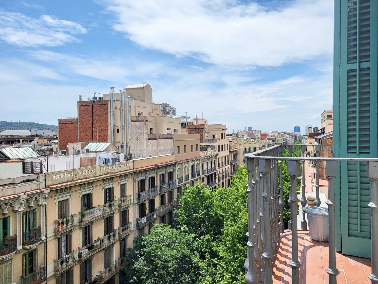El apartamento está situado en el corazón de Barcelona, en uno de los barrios más prestigiosos, L'Esquerra de l'Eixample