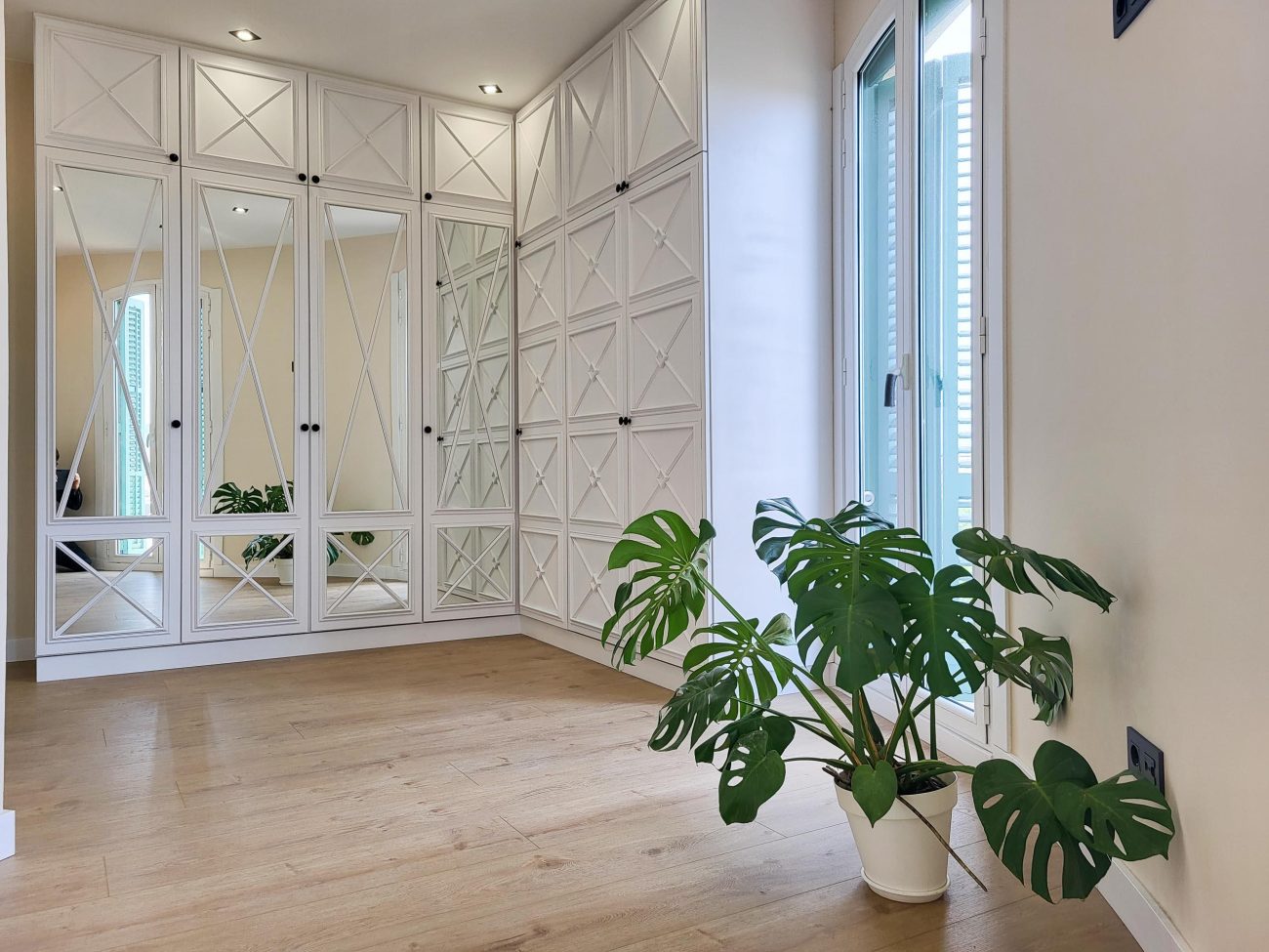El apartamento está situado en el corazón de Barcelona, en uno de los barrios más prestigiosos, L'Esquerra de l'Eixample