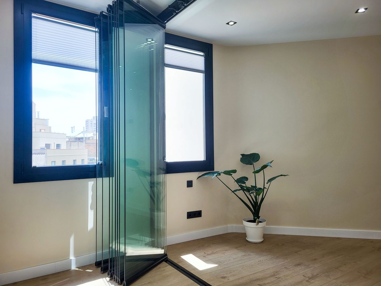 El apartamento está situado en el corazón de Barcelona, en uno de los barrios más prestigiosos, L'Esquerra de l'Eixample