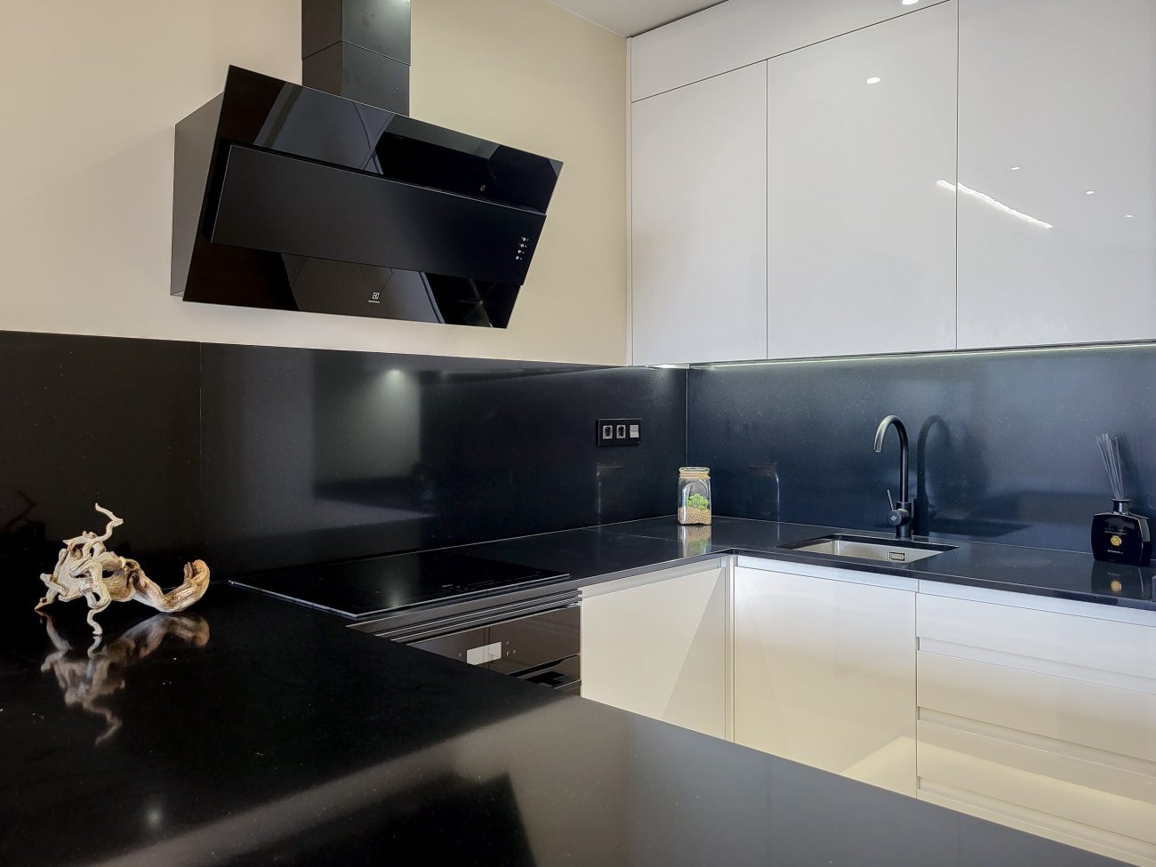 El apartamento está situado en el corazón de Barcelona, en uno de los barrios más prestigiosos, L'Esquerra de l'Eixample