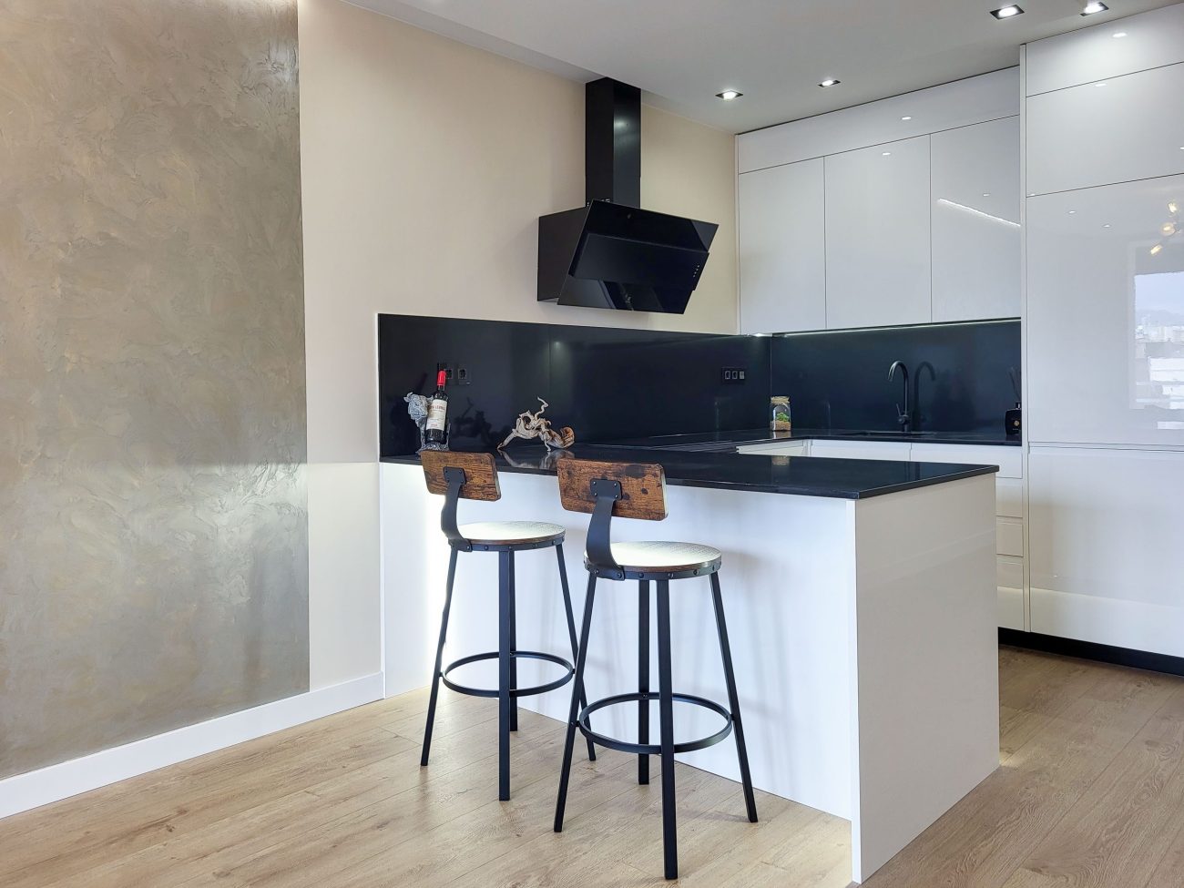 El apartamento está situado en el corazón de Barcelona, en uno de los barrios más prestigiosos, L'Esquerra de l'Eixample