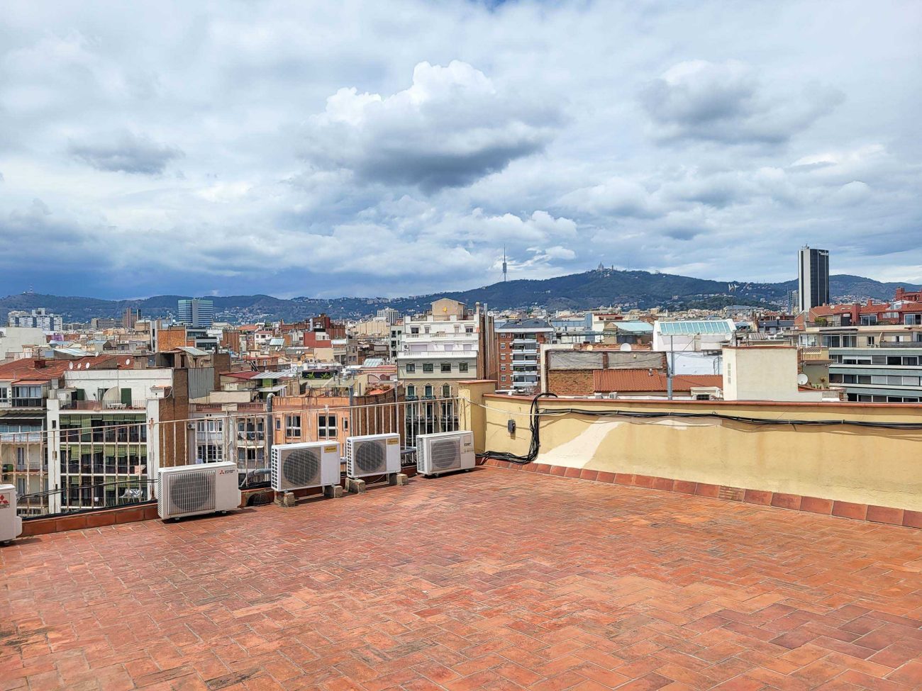 El apartamento está situado en el corazón de Barcelona, en uno de los barrios más prestigiosos, L'Esquerra de l'Eixample