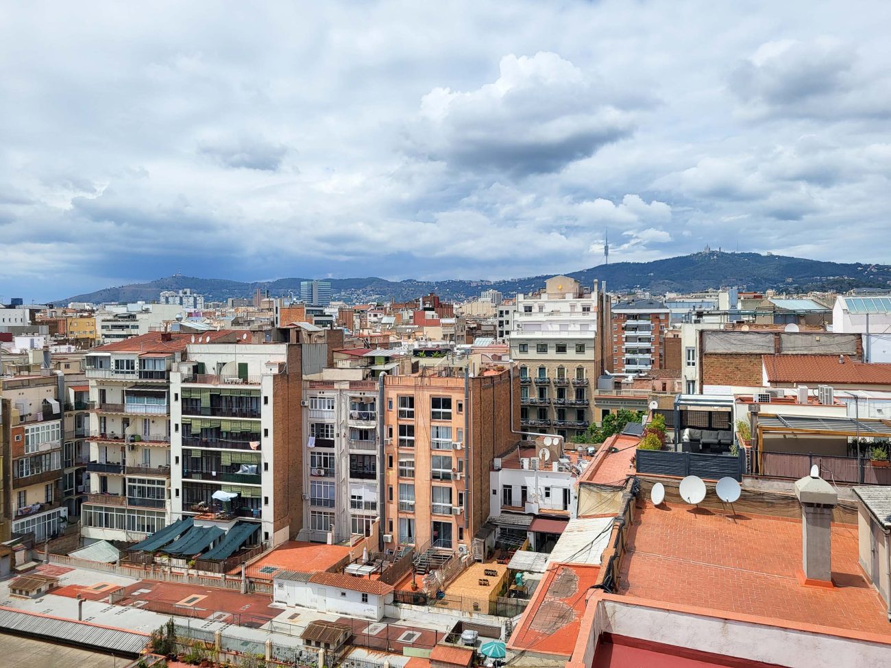 El apartamento está situado en el corazón de Barcelona, en uno de los barrios más prestigiosos, L'Esquerra de l'Eixample