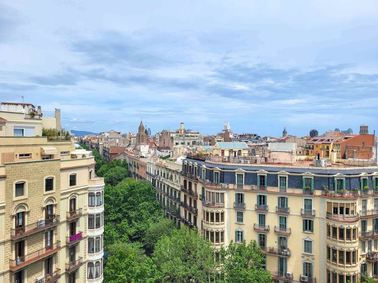 El apartamento está situado en el corazón de Barcelona, en uno de los barrios más prestigiosos, L'Esquerra de l'Eixample