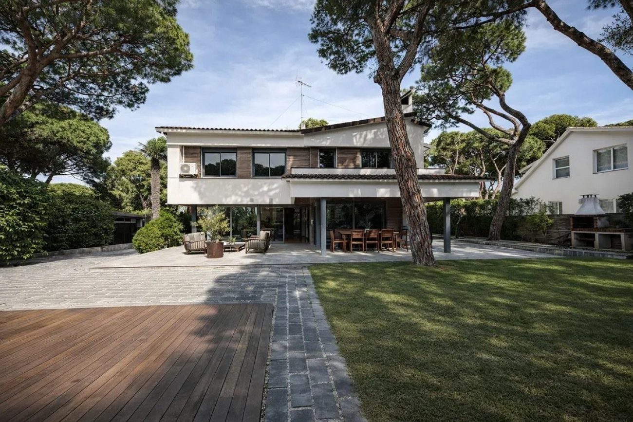 Casa unifamiliar en alquiler en Castelldefels Playa — segunda línea de mar con jardín, piscina y sauna