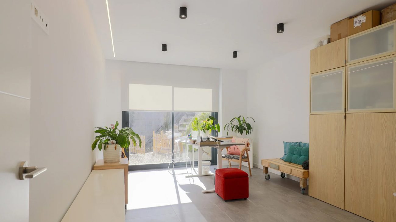 Un hogar eco-friendly y lleno de luz con impresionantes vistas al mar