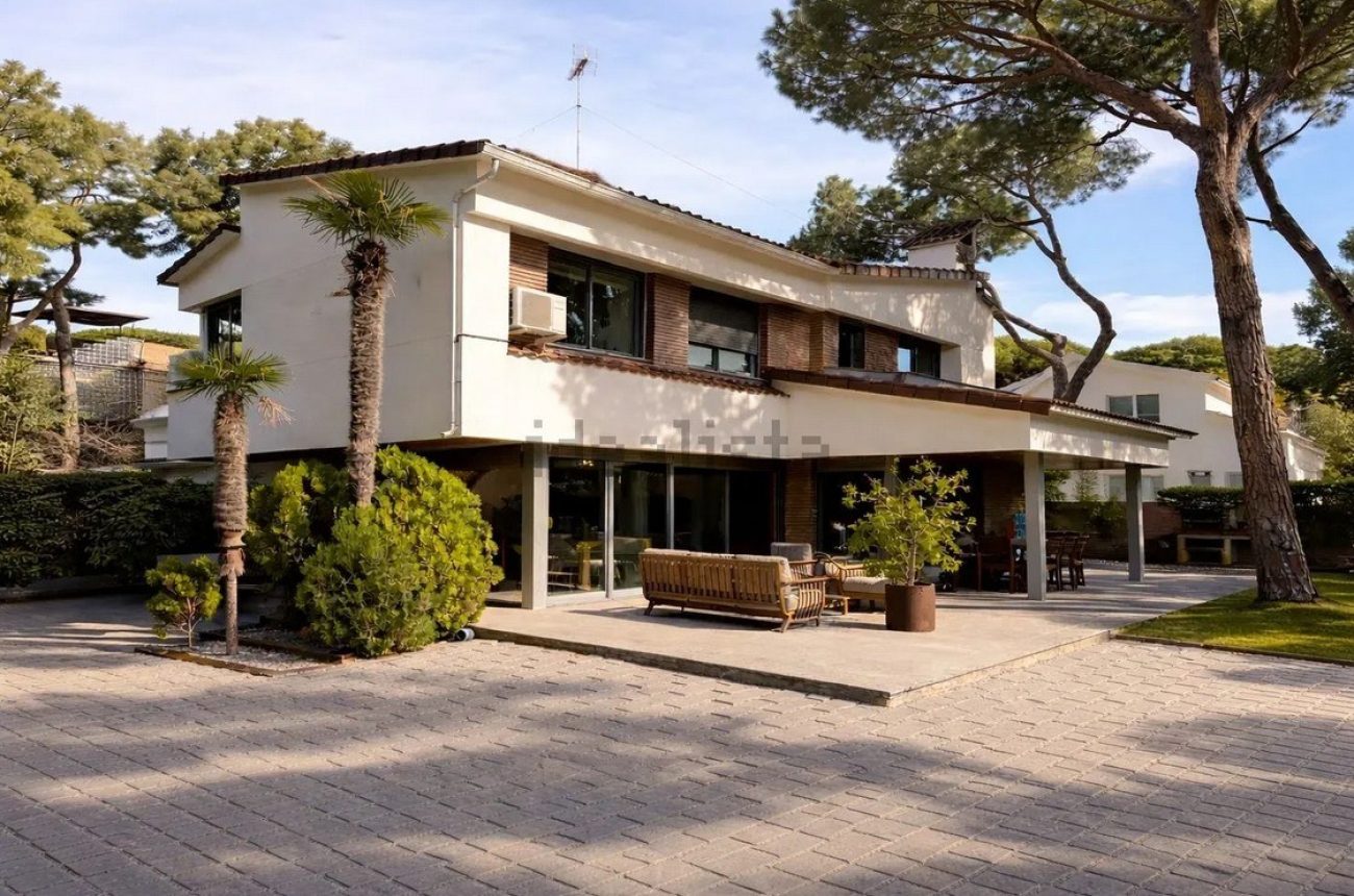 Casa unifamiliar en alquiler en Castelldefels Playa — segunda línea de mar con jardín, piscina y sauna