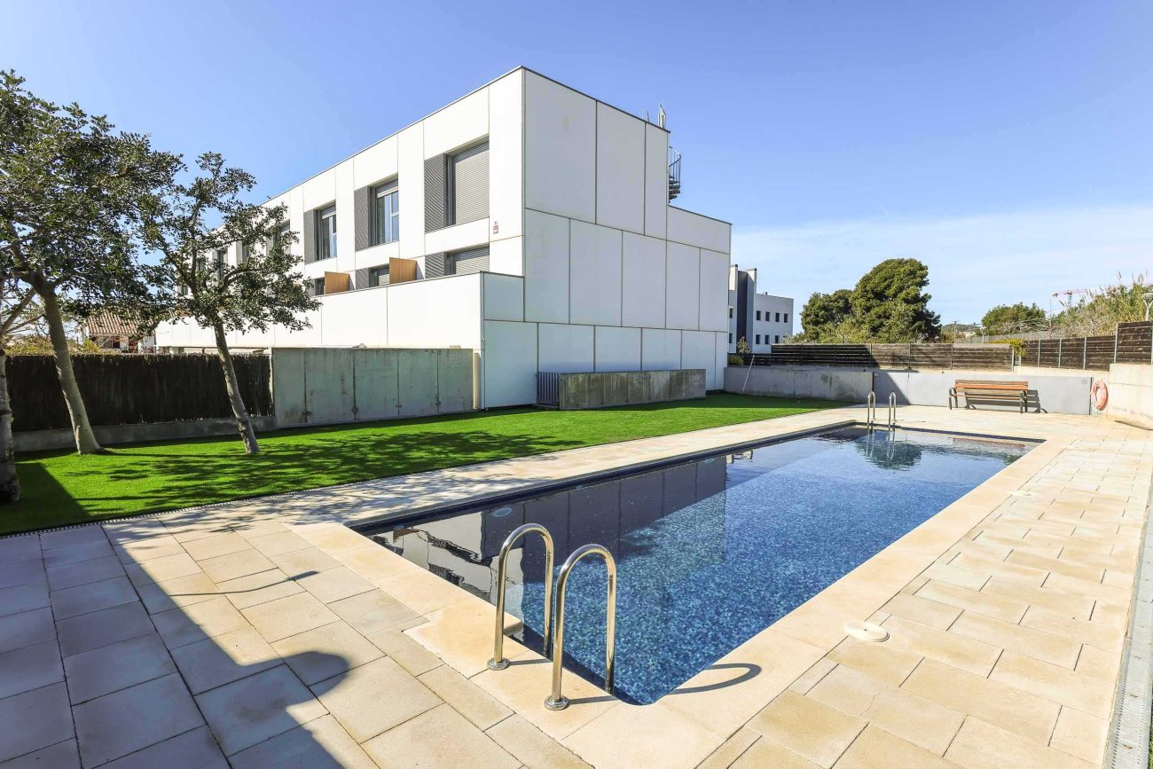 Casa adosada en El Vinyet, Sitges — jardín privado y a 5 minutos del mar