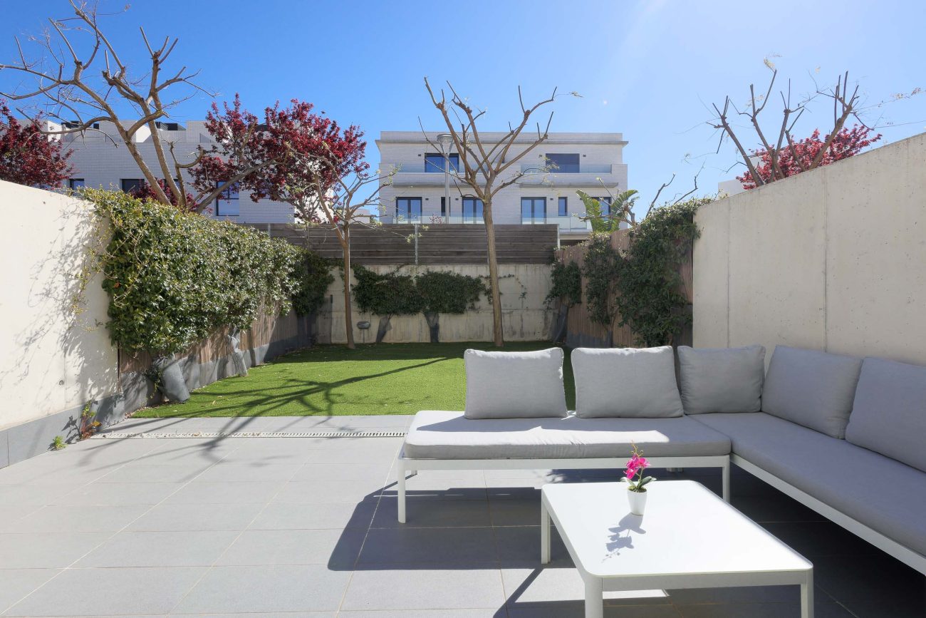 Casa adosada en El Vinyet, Sitges — jardín privado y a 5 minutos del mar