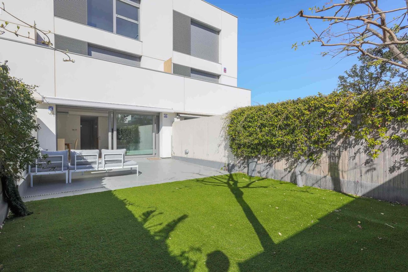 Casa adosada en El Vinyet, Sitges — jardín privado y a 5 minutos del mar