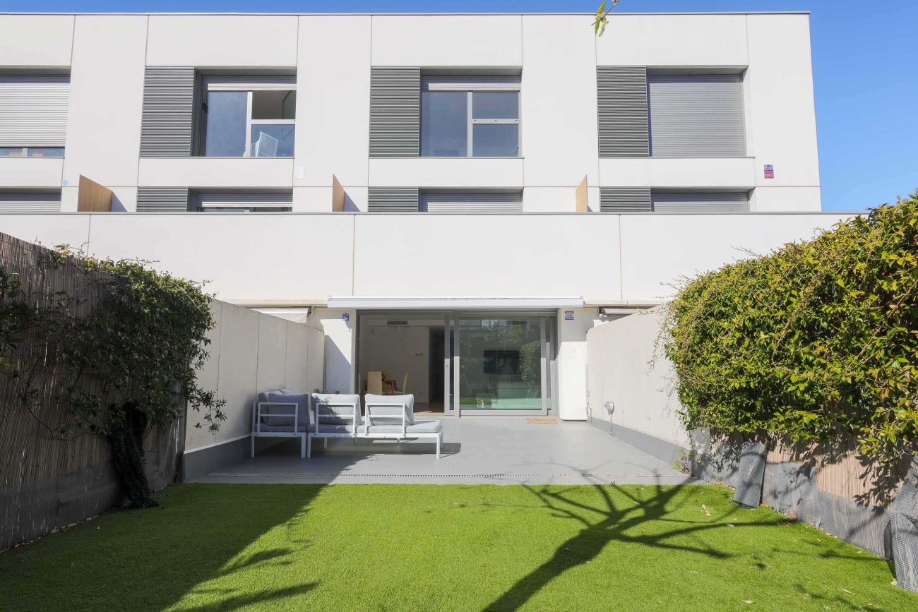 Casa adosada en El Vinyet, Sitges — jardín privado y a 5 minutos del mar