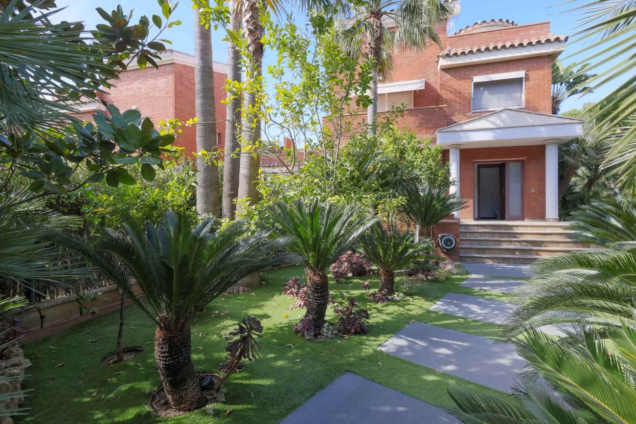 Casa unifamiliar en Gavà Mar — segunda línea de mar con jardín, piscina y máxima privacidad