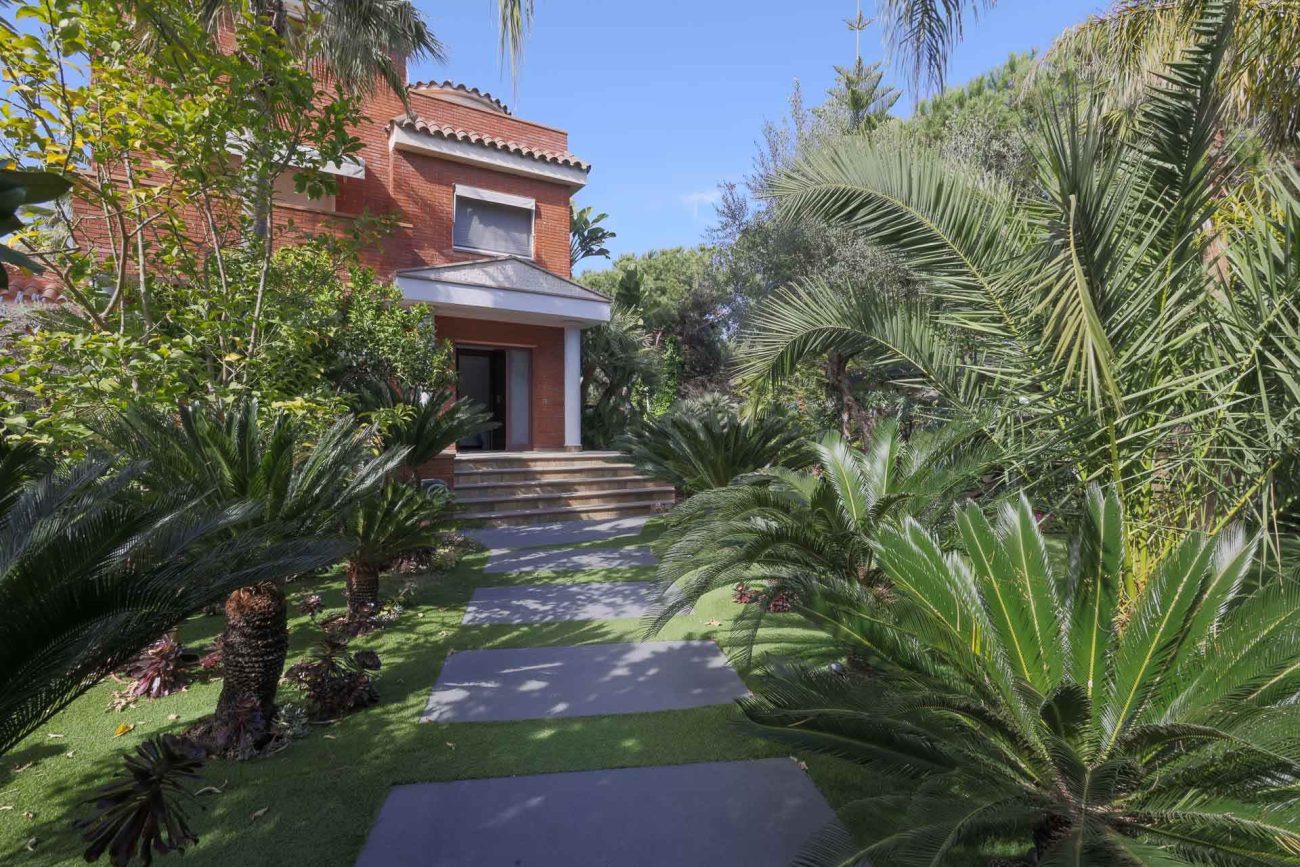 Casa unifamiliar en Gavà Mar — segunda línea de mar con jardín, piscina y máxima privacidad